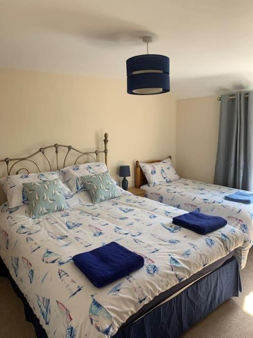 Quaint Beachside Cottage 查珀尔圣伦纳兹 外观 照片